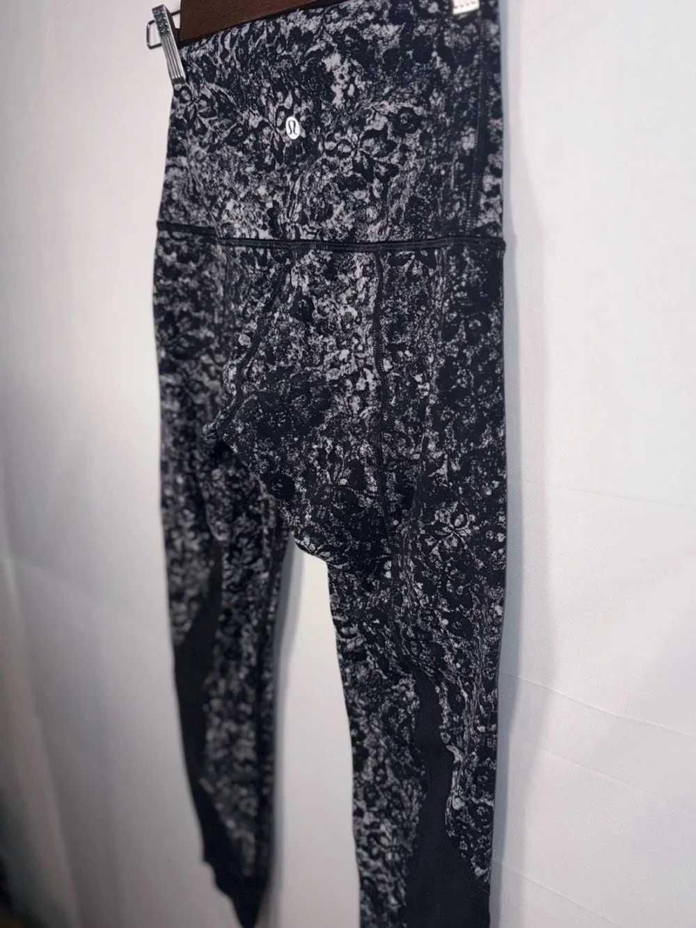 lululemon athletica Women Black & White Floral-Print High-Rise Leggings Size 6/S